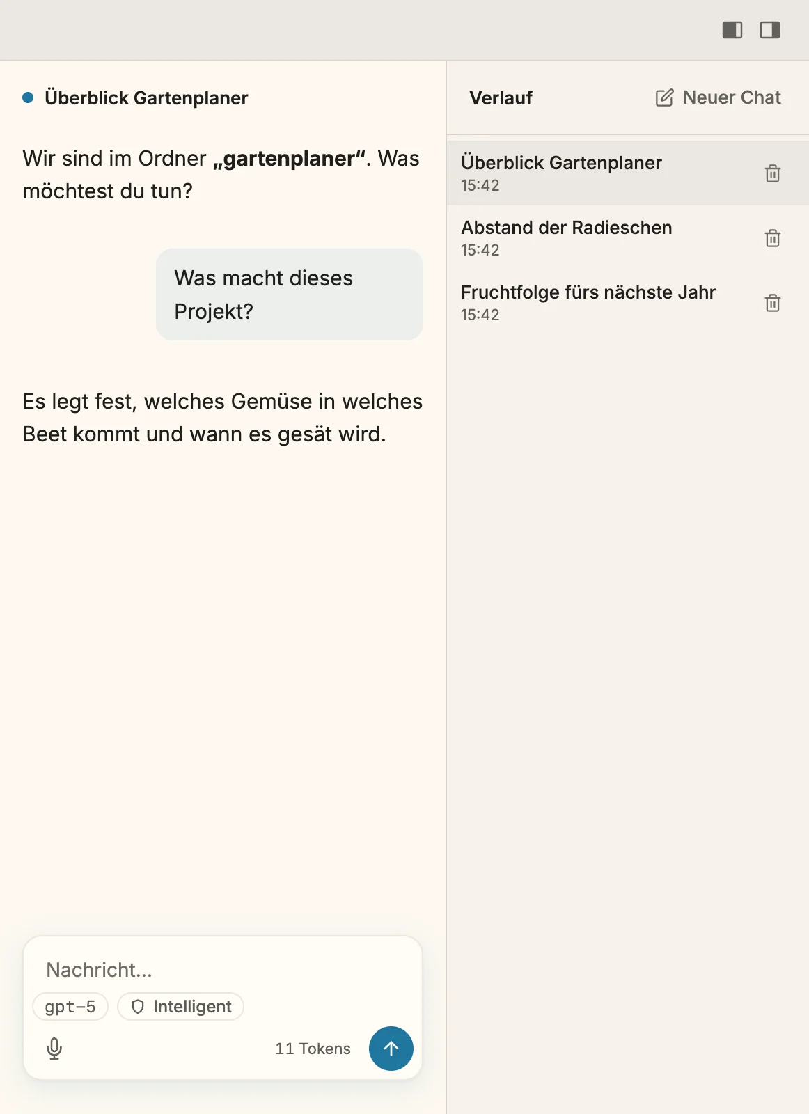 Die Chat-Spalte mit dem Chat „Überblick Gartenplaner“, daneben die Verlaufsspalte mit drei Chats — Überblick Gartenplaner, Abstand der Radieschen, Fruchtfolge fürs nächste Jahr — und oben dem Knopf „Neuer Chat“.